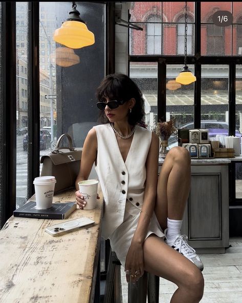 White Shorts Outfit, Adidas Samba Outfit, Samba Outfit, Sleeveless Blazer, Summer Shorts Outfits, Looks Street Style, Street Style Paris, Vest Outfits, Mode Inspo