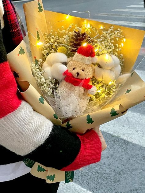 Christmas Bouquet Gift Flowers, Christmas Gift Bouquet, New Year Flower Bouquet, Christmas Flowers Bouquet, Christmas Bouquet Ideas, Christmas Bouquet Gift, New Year Bouquet, Natural Flower Centerpieces, Valentines Day Floral Arrangements