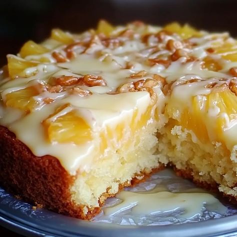 Hawaiian Pineapple Cake, Pineapple Cake Recipe, Pineapple Dessert Recipes, Pineapple Desserts, Fruity Treats, Dairy Free Cake, Yellow Banana, Vegetarian Cake, Pineapple Cake