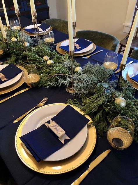 a bold modern Christmas tablescape with gold chargers and cutlery, ornaments and candleholders, navy linens is wow Christmas Decorations Dinner Table, Blue And Gold Christmas, Blue Table Settings, Navy Christmas, Blue Christmas Decor, Christmas Dining Table, Christmas Dinner Table, Blue Christmas Tree, Christmas Tablescape