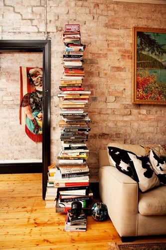 The 15 Most Stylish Book Storage Ideas - Decoholic Pallet Deck Diy, Unique Bookcase, Book Tower, Cool Shelves, Bookshelf Ideas, Pile Of Books, Bookshelf Styling, Home Libraries, Book Storage