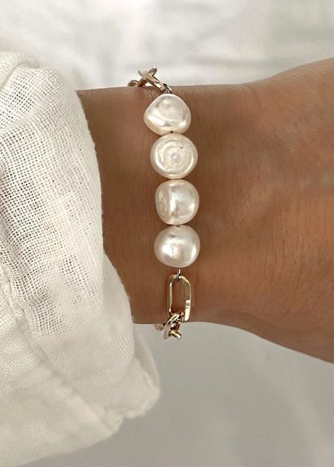 Siren Core, Pearls Bracelet, Chunky Pearls, Classy Jewelry, Jewelry Lookbook, Jewelry Inspo, Dream Jewelry, Pretty Jewellery, Jewelry Trends