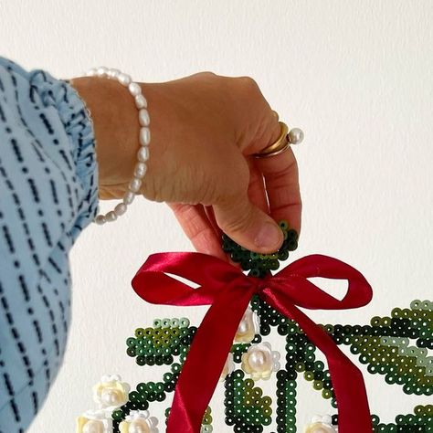 Helena Engelbrecht | Skal vi perle en Mistelten sammen i år?
.
går var der under to måneder til jul og med en af de bedste tider på året, vi går i møde, hvis du... | Instagram Jul Diy, Hama Beads, Kids Crafts, Pixel Art, Advent, Christmas Diy, Easter, Beads, Christmas