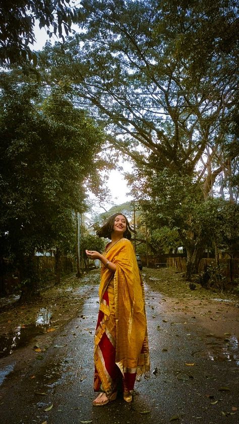 Saree Poses In Rain, Saree Shoot Outdoor, Outdoor Saree Poses, Saree Photoshoot Aesthetic, Indian Outfit Photoshoot Ideas, Indian Outdoor Photoshoot, Asthetic Photoshoots Ideas, Indian Rain Aesthetic, Saree Asthetic Poses