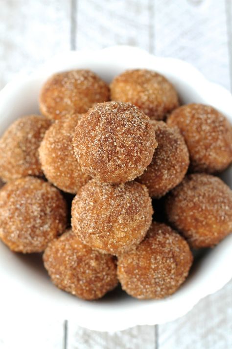 Baked Snickerdoodle Donut Holes | running with spoons Donut Hole Recipe Baked, English Muffin Bread Recipe, Baked Donut Holes, Donut Hole Recipe, Cream Filled Donuts, Chocolate Glazed Donuts, Pampered Chef Recipes, Filled Donuts, Donut Holes