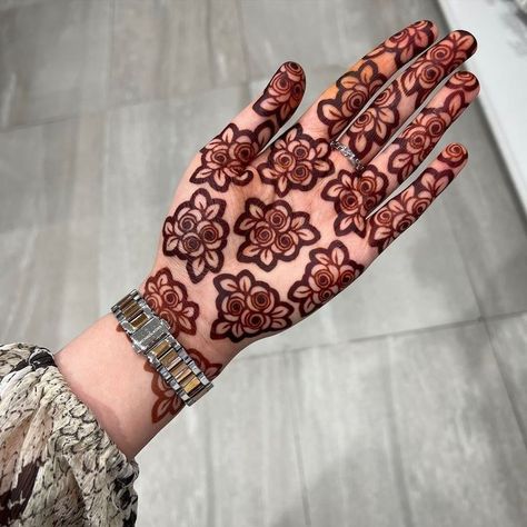 Casual Mehendi Designs, Easy Rose Mehndi Designs, Mehndi New Designs Unique, Mehandi Designs For Hands Simple 2024, Mehndi Rose Designs, Front Mehendi Designs Simple, Rose Mehndi Designs Simple, Mehendi Designs Stylish, Mehndi Designs Short