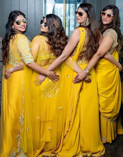 Haldi Poses With Friends, Haldi Poses With Sister, Best Friends Wedding Poses, Marriage Poses With Friends, Mehndi Poses Photography With Friends, Haldi Photography Ideas With Friends, Group Photos Indian, Saree Group Poses, Haldi Poses For Bride With Friends