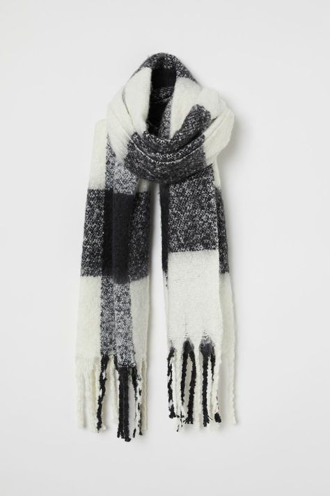 Scarf Aesthetic, Woven Scarf, Woven Scarves, Winter Fit, White Scarves, Black Scarf, Fashion Inspiration Design, Winter Accessories, Winter Fashion Outfits