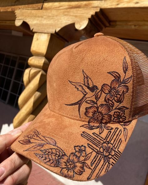 pure magic 🕊�️ Burning On Hats, Diy Western Accessories, Pyrography On Hats, Leather Burning Ideas, Fedora Burning, Burned Hat Design, Pyrography Hats, Hat Burning Ideas, Hat Burning Designs