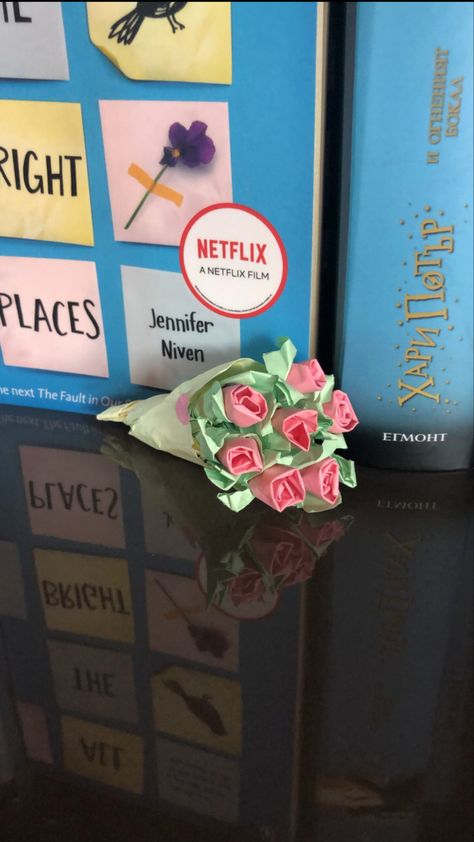 Cute paper flower bouquet from post-it notes(sticky tabs) Paper Tulips Aesthetic, Post It Flower Bouquet Tutorial, Post It Note Bouquet, Cute Origami Flower Bouquet, Paper Flowers Post It Notes, Sticky Notes Flower Bouquet, Flowers From Sticky Notes, Sticky Note Rose Bouquet, Flower From Sticky Notes