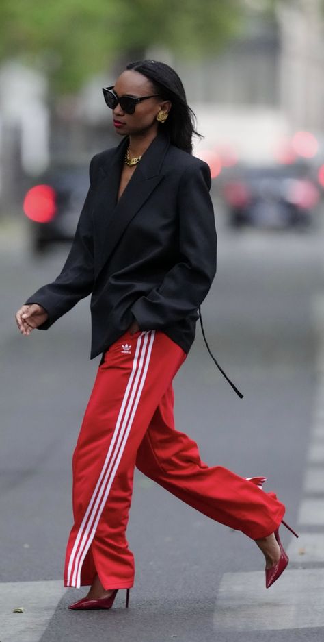 Sweatsuit Street Style, Adidas Red Track Pants Outfit, Dressy Street Style, Adidas Track Pants Outfit Winter, Adidas Red Pants Outfit, Adidas Pants Outfit Winter, Addidas Outfits Women, Sporty Chic Outfits Street Fashion, Adidas Pants Outfit Fashion