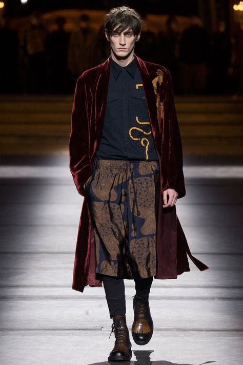 Dries Van Noten Does Military Chic for Fall Collection Dries Van Noten Menswear, Military Chic, 2016 Menswear, Mens Winter Fashion, Fall Collection, Dries Van Noten, Inspiration Mode, Fall 2016, Vogue Paris