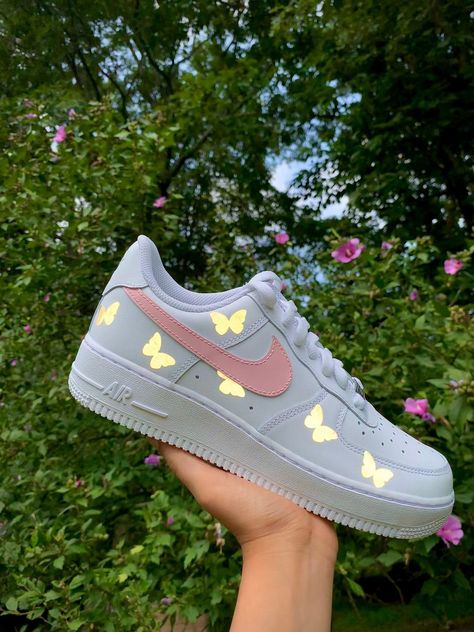 b29eed44276144e4e8103a661f9a78b7desc52463383ri Grey Butterfly, Sneakers Art, Nike Air Force 1 Custom, Mini Butterfly, Painted Sneakers, Nike Shoes Girls, Preppy Shoes, Air Force 1 Custom, Custom Air Force 1