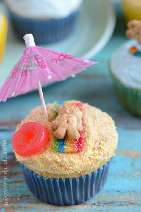 Beach Party Cupcakes, Beach Desserts, Tropisk Fest, Summer Cupcakes, Idee Babyshower, Decorações Com Comidas, Party Cupcakes, Summer Beach Party, Fun Kids Food