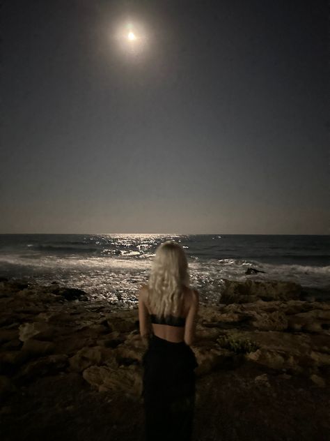 Moon at the beach Night Pics At The Beach, Beach At Night Poses, Silhouette Beach Pictures, Night Sea Photoshoot, Grunge Beach Pics, Beach Photos At Night Ideas, Beach Flash Photos, Night Time Beach Photoshoot, Late Night Beach Pictures