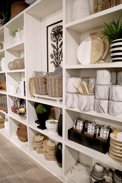 Home Decor Store Set Up, Shopfitting Ideas, Shop Home Decor, Furniture Store Layout, Home Decor Merchandising, Home Decor Store Ideas, Decor Shop Design, Shop Ideas Design, Retail Packaging Ideas