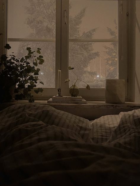 Cozy Winter Aesthetic Home, Winter Room Aesthetic Bedroom, Clean Cozy Aesthetic, Snowy Room Aesthetic, Winter Aesthetic Indoors, Cozy Soft Aesthetic, Soft Cozy Aesthetic Wallpaper, Big Comfy Bed Aesthetic, Cozy Night Aesthetic Bedroom