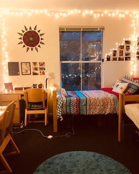 Pinky Interiors on Instagram: “college apartment vibes ✨ . . . #interiordesign #decor  #interiors #interiordesigner #decorations #interiordecor #interiordecoration…” Hostel Bedrooms Decor, Hostel Bed Decoration, Cozy Room Wall Decor, Diy Hostel Room Decor Ideas, Hostel Decorations Ideas, Hostel Room Aesthetic, Aesthetic Hostel Room, College Hostel Room Decoration, Dorm Common Room Decor