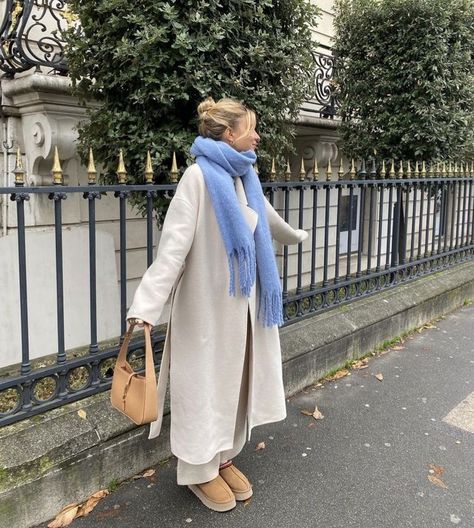 European Fashion Cold Weather, Womens Winter Coat Outfits, Parisian Lazy Outfit, New York Coat Outfit, Long Line Coat Outfit Winter, Classy Converse Outfit, Fall Fashion London, Windy Winter Outfit, New York Winter Outfit Plus Size