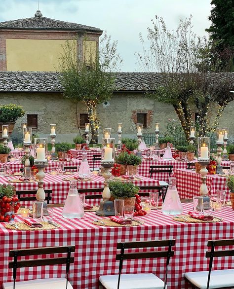 What a great way to welcome your guests, when you hold your wedding at a gorgeous villa in Italy. A Pizza Party is always a big hit for the first night 🇮🇹❤️ Kicking off the celebrations with delicious pizza, loads of Prosecco and beer and great company. This gives you both a chance to catch up with your nearest and dearest in a totally relaxed, informal setting. This beautiful Italian-inspired setup was chosen by @davidhunt746 and @rowena.vincent for their fab welcome evening and they had an ... Italy Wedding Welcome Party, Pizza Party Welcome Dinner, Italian Wedding Pizza Party, Pizza Party Set Up, Pizza Party Rehearsal Dinner Ideas, Italy Welcome Party, Wine And Pizza Party, Italy Rehearsal Dinner, Italian Wedding Welcome Party