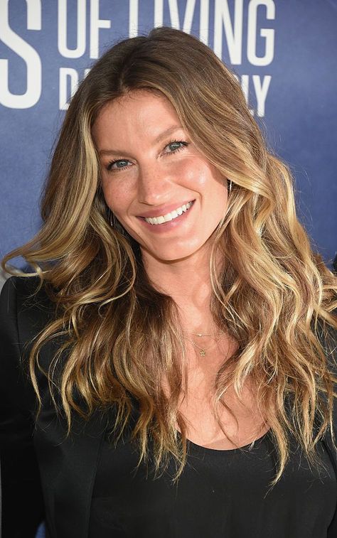 Gisele Brady, Honey Blonde Hairstyles, Gisele Hair, Gisele Bundchen Hair, Gisele Bundchen Body, Oblong Face Hairstyles, Different Nose Shapes, Oblong Face Shape, Gisele B