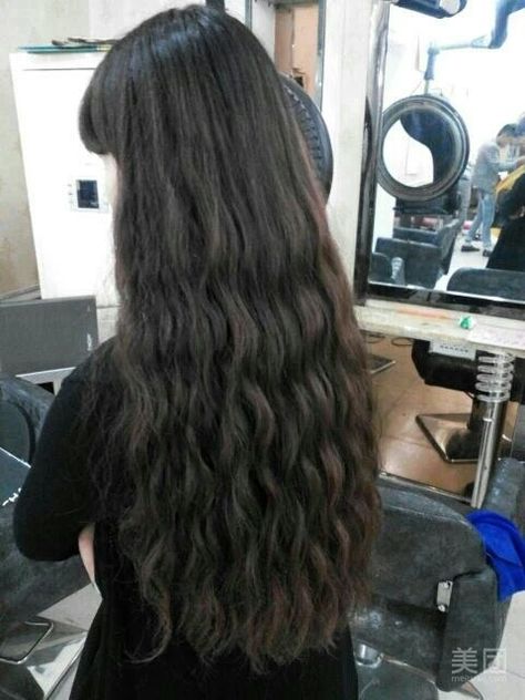 I liked the hair waves. the same with the ocean waves. Long Hair Waves, Dark Mermaid, Mermaid Waves, Waves Hair, Natural Waves, Beachy Waves, Sea Waves, Hair Waves, Model Hair