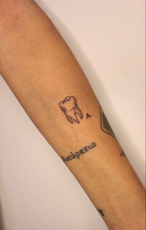 #molartattoo #tattoo #minimaltattoo #teethtattoo #tooth #teeth #toothtattoo #etching #hallooweentattoo #inktober #halloween #molar Tiny Tattoo, Molar Tattoo, Teeth Tattoo, Tooth Tattoo, Minimal Tattoos, R Tattoo, Wisdom Teeth, Minimal Tattoo, Tattoo Inspo