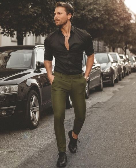 52 Best Chinos And Shirt Combinations For Men - Fashion Hombre Black Shirt Outfit Men, Chinos Men Outfit, Black Shirt Outfits, Shirt Outfit Men, Formal Men Outfit, Mens Casual Outfits Summer, Men Fashion Casual Shirts, Men With Street Style, Formal Mens Fashion