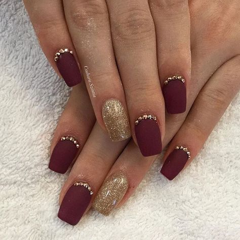 Mehroon Nail Extensions Art, Maroon Nails For Prom, Maroon And Gold Nail Ideas, Wine Square Nails, Burgundy And Champagne Nails, Maroon Nails Prom, Burgundy Nails With Gold Design, Nail Designs Burgundy And Gold, Burgundy With Gold Nails