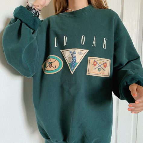 Oversized Tshirt Outfit, Egirl Outfits, Vintage Crewneck Sweatshirt, Y2k Aesthetic Outfits, Vintage Crewneck, Round Neck Sweatshirts, Indie Outfits, Casual Hoodie, Vintage Sweatshirt