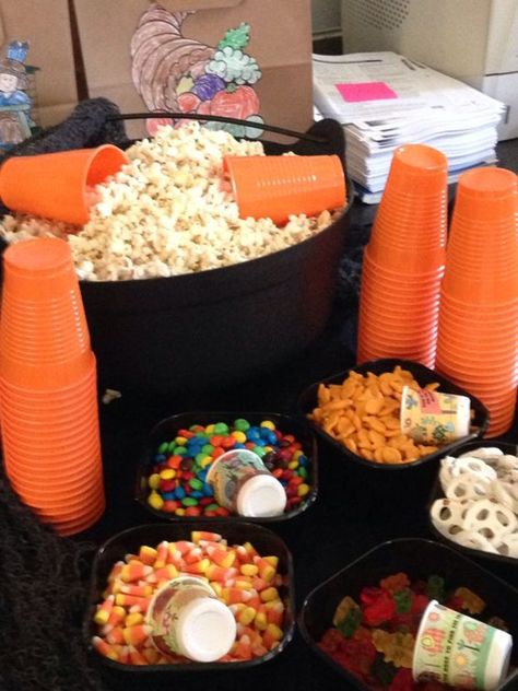 Halloween Popcorn Bar, Corn Bar, Diy Popcorn Bar, Halloween Sleepover, Halloween Popcorn, Party Ideas For Kids, Bar Diy, Halloween Movie Night, Backyard Movie