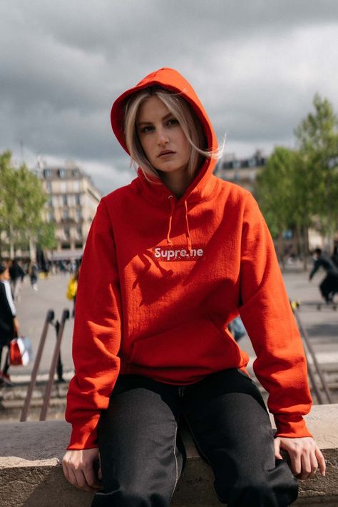 Sweatshirt Outfit Women, Supreme Girls, Supreme Sweatshirt, Supreme Bag, Sweatshirt Outfit, Box Logo, Logo Collection, The Streets, Tshirt Logo