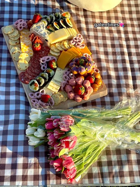 Cute aethetic picnic date, cheese, salami, strawberries, sushi, chocolate, valentines, galentines Sushi Picnic Ideas, Sushi Picnic Date, Sushi Picnic, Picnic Snacks, Picnic Date, Chocolate Strawberry, Picnic Food, Picnic Party, Picnic Foods