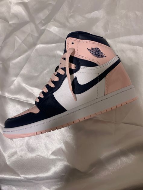 Jordan 1 Atmosphere Pink, Jordan 1 High Aesthetic, Jordans Bubblegum, Bubblegum Jordan 1 Outfit, Bubblegum Jordan 1, Tenis Jordan 1, Jordan 1 High Women, Jordan 1 High Atmosphere, Jordan 1 Atmosphere