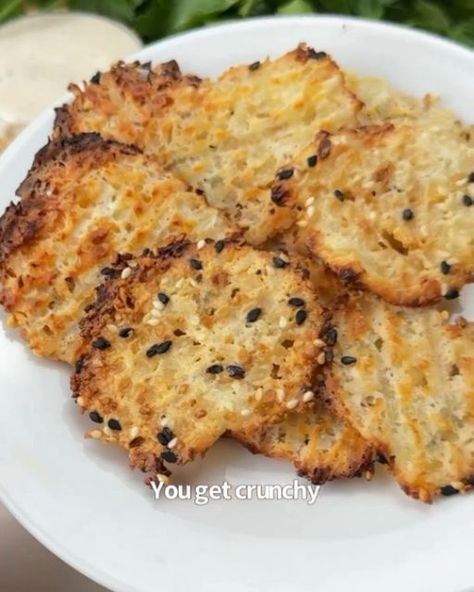 Eating Healthy on Instagram: "Say “YUM” if you would eat these High Protein Cottage Cheese Chips 🤤🙌

How to make them:

On a parchment lined baking sheet, scoop out a bunch of piles of cottage cheese. Top with everything bagel and bake @ 350F for 30-40 mins!

Pro tip: The more burned and crispy they look, the crunchier they will be!" Cottage Cheese Chips, Crispy Avocado, Cottage Cheese Dessert Recipes, Irick Wiggins, Protein Cottage Cheese, Bagel Toppings, Cheese Mozzarella, Protein Chips, Avocado Fries