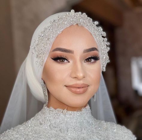 Hijab wedding
Bridal makeup Turban Bride, Nikkah Veil, Modest Bridal Dresses, Hijabi Wedding, Muslim Wedding Gown, Hijabi Brides, Moroccan Bride, Modest Bride, Modest Bridal Gowns