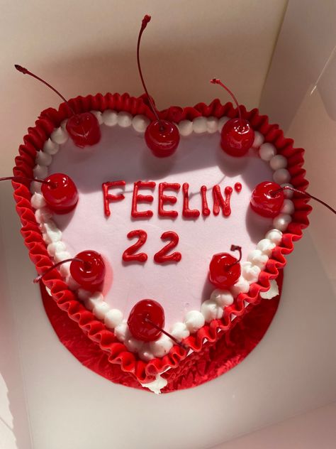 22 Bday Cake Aesthetic, Birthday Cake 22 Girl, 23 Year Birthday Cake, 22nd Birthday Ideas Cake, 22 Cakes Birthday, Cake Ideas 22 Birthday, 22 Bday Cake Ideas, Birthday Party 22 Years, Aesthetic 22 Birthday Cake