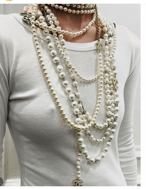 Chanel Pearl Necklace Outfit, Light Maximalism, Pearly Queen, Outfit With Pearls, Pearl Necklace Aesthetic, Pearl Necklace Outfit, Suzanne Koller, Chanel Pearl Necklace, Wearing Pearls