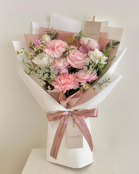 Soft Flower Bouquet, Thank You Bouquet, Flower Bouquet Ideas Gift, Grad Flowers Bouquet, Flower Bouquet For Birthday, Pink Carnation Bouquet, Birthday Bouquet Flowers, Bouquet Of Flowers Aesthetic, Flower Bouquet Aesthetic