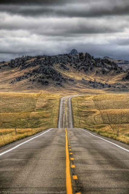 Road trip Wyoming, Beautiful Roads, In The Middle Of Nowhere, Big Sky Country, Middle Of Nowhere, Back Road, Art Class, Belle Photo, Beautiful World