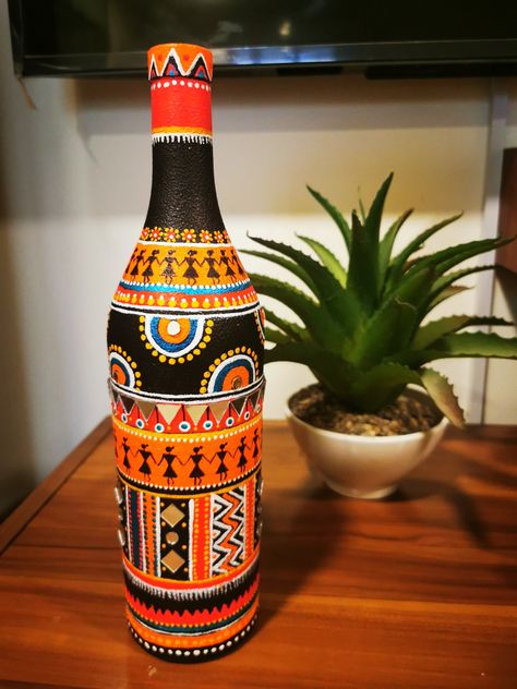 Bottle Art Warli Painting, Clay Glass Painting, Bottel Paint Design, Botal Decoration, Bottel Paint Diy, Black Bottle Painting, Lippan Art On Bottle, Bottle Art Ideas Paint, Botal Art