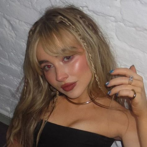 Sabrina Carpenter Hair Color, Sabrina Carpenter Curtain Bangs, Sabrina Carpenter Hair Layers, Sabrina Carpenter Hairstyles, Sabrina Carpenter Face, Sabrina Carpenter Selfie, Sabrina Carpenter Makeup, Iconic Blondes, Sabrina Carpenter Hair