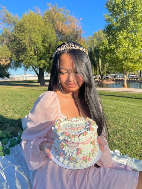 Birthday Pics Outside, Birthday Park Photoshoot, Floral Birthday Photoshoot Ideas, Birthday Picnic Photoshoot Ideas, Picnic Birthday Shoot, Birthday Pictures With Cake, Picnic Poses Photo Ideas, Picnic Birthday Photoshoot, Birthday Picnic Photoshoot