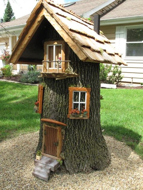 Fairy Tree Stump House, House With A Big Yard, Garden Ideas Homemade, Tree Stump Decor, Fairy Tree Houses, Fairy Garden Designs, Fairy Garden Crafts, A Small House, Big Yard