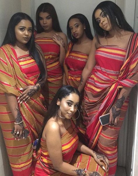 Natural Somali beauties in traditional outfits Somali Traditional Clothing, Somali Traditional Dress, Somali Wedding Dress, Somalian Women, Somali Dress, Sudanese Clothing, Somali Girl, Somali Wedding, Traditional African Clothing