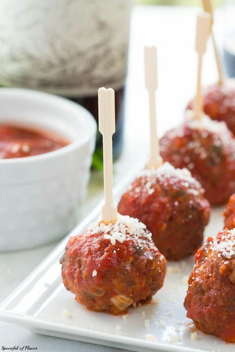 Everyone enjoys a good meatball, but everyone falls in love with a meatball stuffed with ooey gooey, melted mozzarella. And that’s what these little bites are, stuffed to perfection as a delicious Italian-styled treat. Baked Italian Meatballs, Ricotta Cake Recipes, Ricotta Cheesecake, Best Meatballs, Ricotta Cake, Italian Meatballs, Organic Eggs, Ooey Gooey, Sunday Dinner