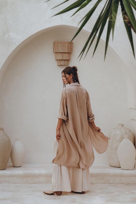 Long Flowy Shirt Outfit, Boho Outfit Party, Linen Long Shirts Women, Linen Clothes Photoshoot, Oversized Monochrome Outfit, Linen Long Shirt, Linen Dress Photoshoot, Linen Photoshoot Ideas, Organic Aesthetic Fashion