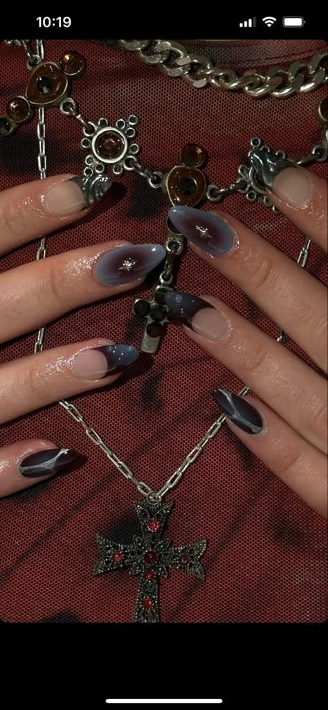 Fairycore Nails Short, Brown Grunge Nails, Grungy Nail Designs, Alt Nail Inspo Almond, Alt Nail Ideas, Alternative Nail Ideas, Simple Grunge Nails, Dark Goth Nails, Grunge Nails Acrylic 90s