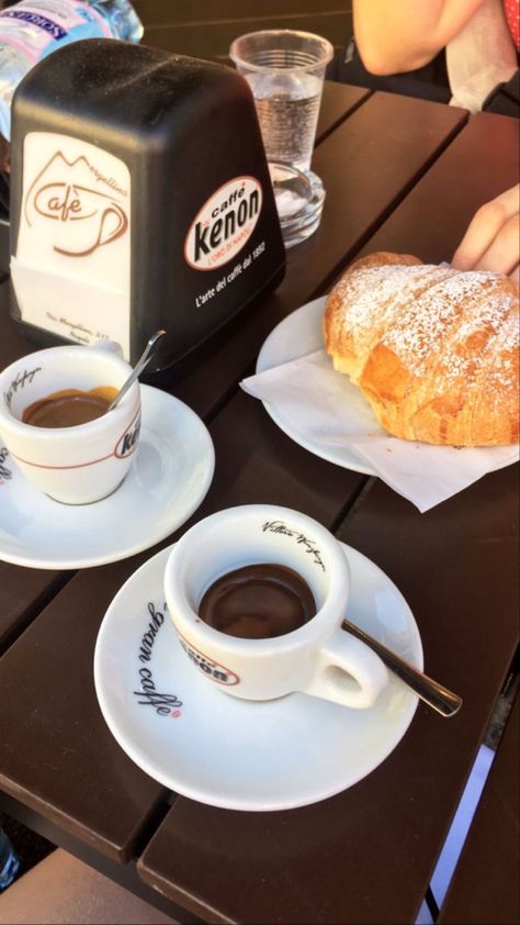 Italian Espresso Aesthetic, Italy Coffee Shop Aesthetic, Espresso Aesthetic Italy, Italy Coffee Aesthetic, Italian Coffee Aesthetic, Espresso Italy, Coffee In Italy, Espresso Aesthetic, Napoli Food