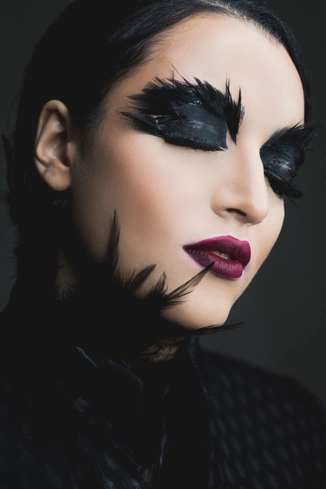 Artsy Makeup Look, Owl Makeup, Raven Costume, Bird Makeup, Halloween Makeup Witch, Feather Eyelashes, Crow Costume, Artsy Makeup, World Book Day Costumes